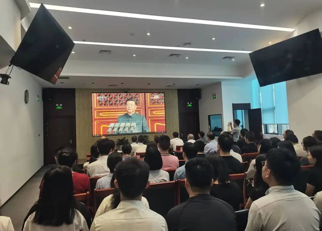 綠色動(dòng)力集團(tuán)組織干部職工集中觀看“紀(jì)念中國(guó)人民抗日戰(zhàn)爭(zhēng)暨世界反法西斯戰(zhàn)爭(zhēng)勝利80周年大會(huì)”現(xiàn)場(chǎng)直播